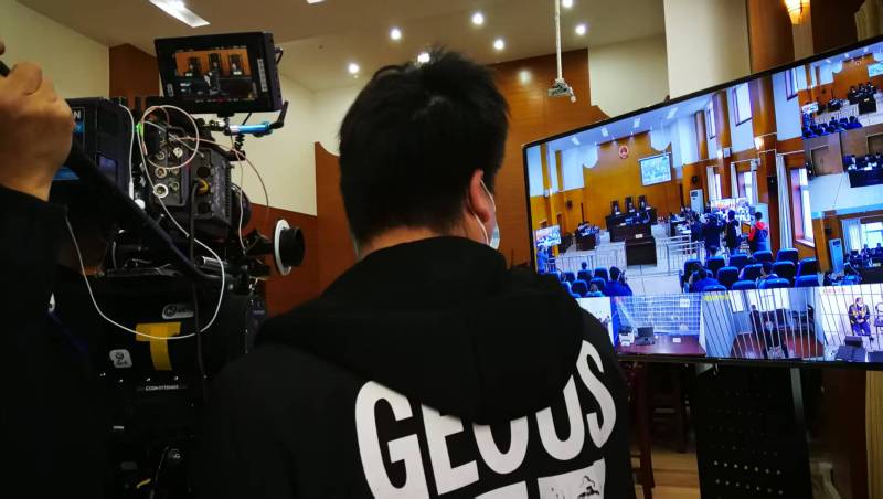 AI生成VS人工创意——乌拉特中旗广告片拍摄公司的技术浪漫主义实践